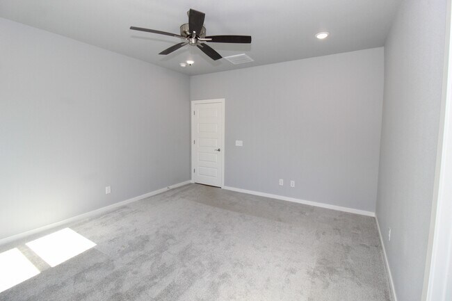 Building Photo - 427 Wagon Wheel Ave
