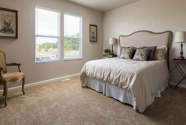 Building Photo - Large 4 bedroom 2000 sq ft home at a great value!