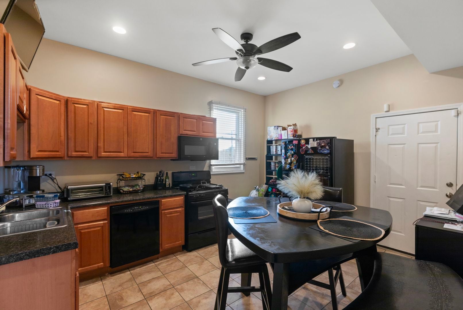 Building Photo - 2028 N Hamlin Ave