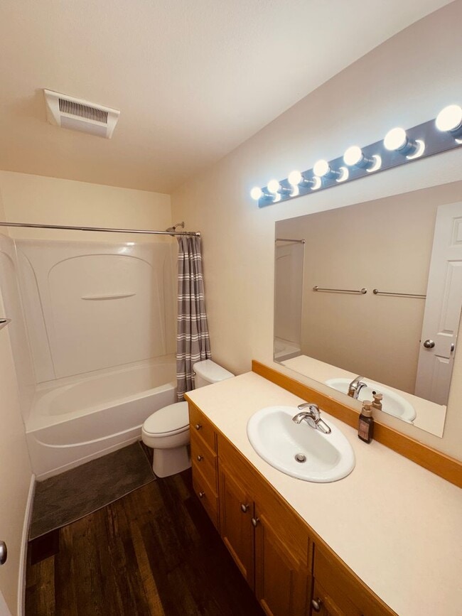 Building Photo - Beautiful mountain views! 3 bed 2 bath 2 c...