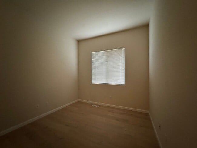 Building Photo - Skyhawk Single Level Beauty