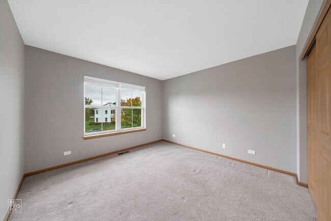 Building Photo - Two Story Two Bedroom Townhouse in Oswego