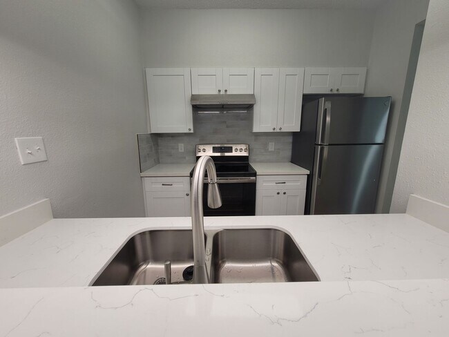 Building Photo - 7093 N Holiday Dr