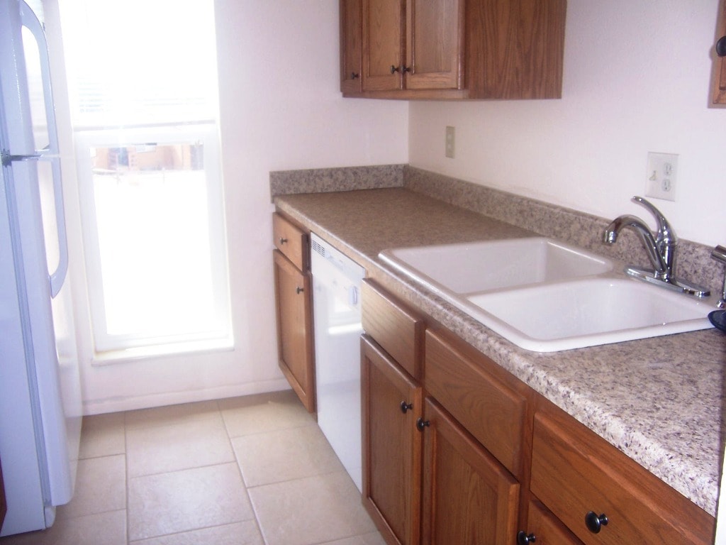 Light and Bright Kitchen with All Appliances - 506 Mountain View Pl