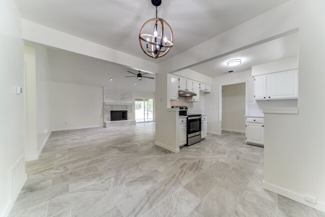 Building Photo - 218 Skyview Dr