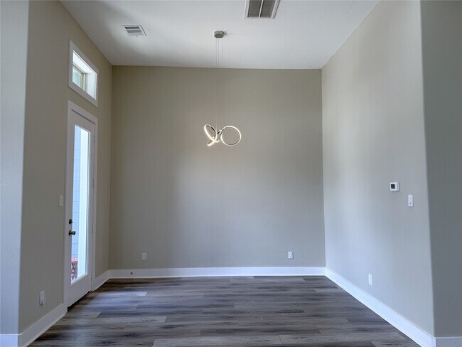 Building Photo - 2123 Bidwell Dr