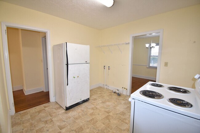 Building Photo - 2 Bedroom and 1 Bath Home (Pets Negotiable)