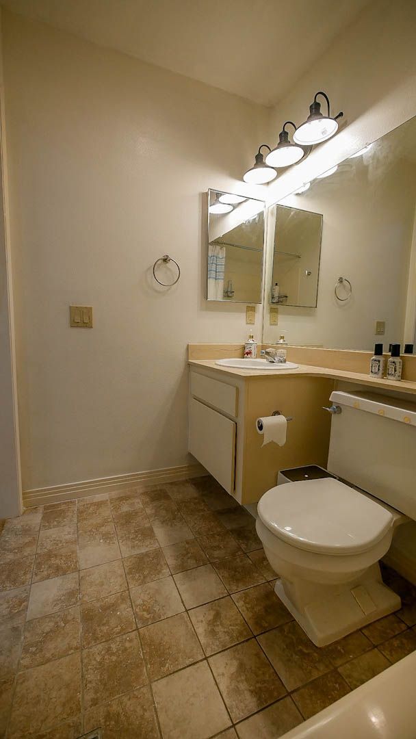 Building Photo - Stylish Sea Colony 3-Level Townhome!