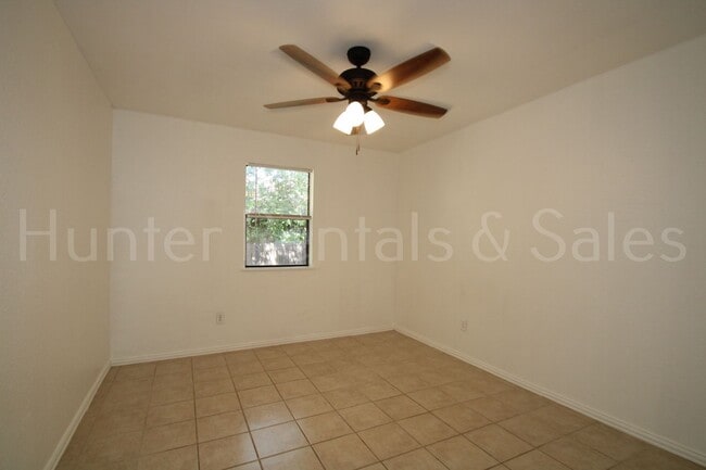 Building Photo - Bright and Open 3 Bedroom Home in Cove!