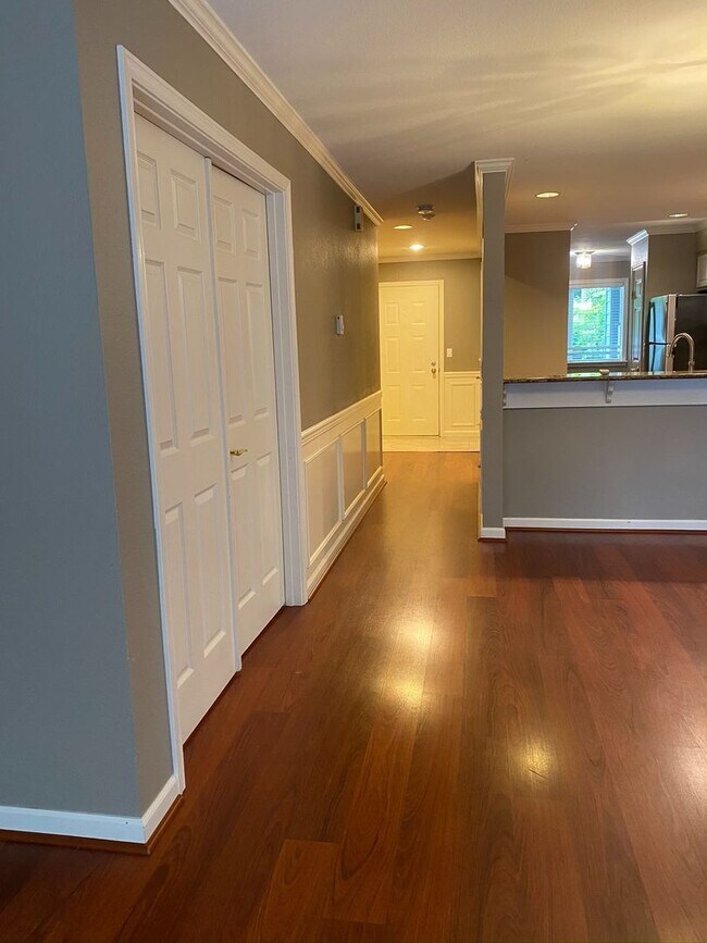 Building Photo - Desired Location in Kirkland - 2 Bedroom 2...
