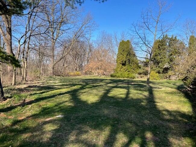 Building Photo - 735 E King St