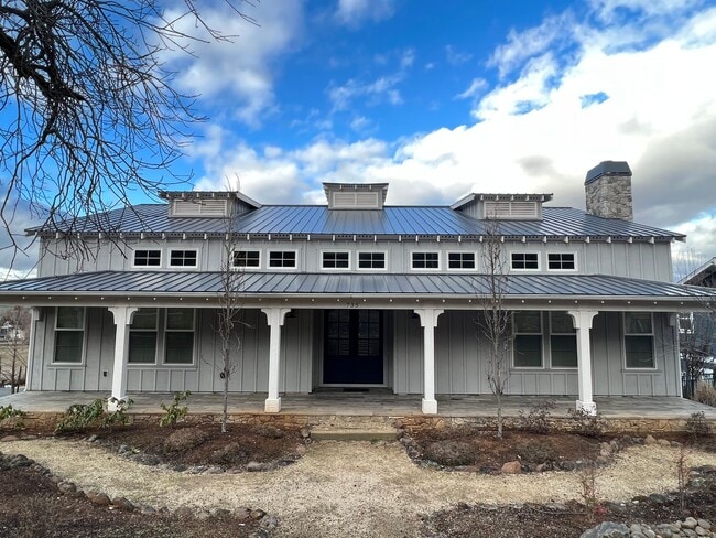 Building Photo - Beautiful, Custom home in the heart of Jacksonville | Available Now