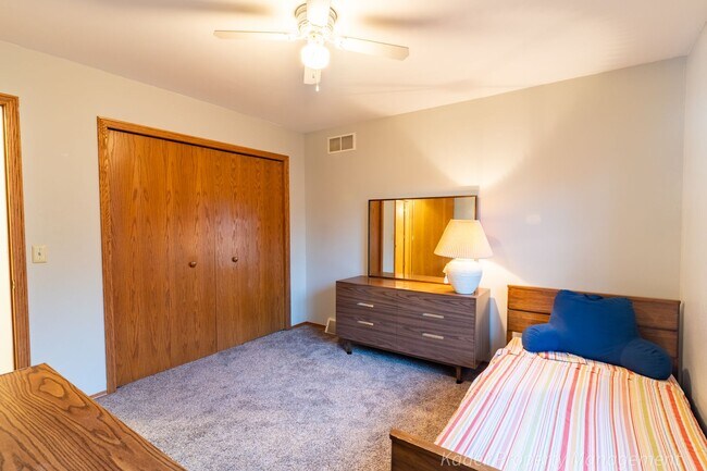 Building Photo - 731 Matts Dr