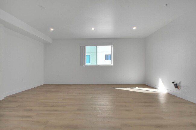 Building Photo - 5850 Vineland Ave