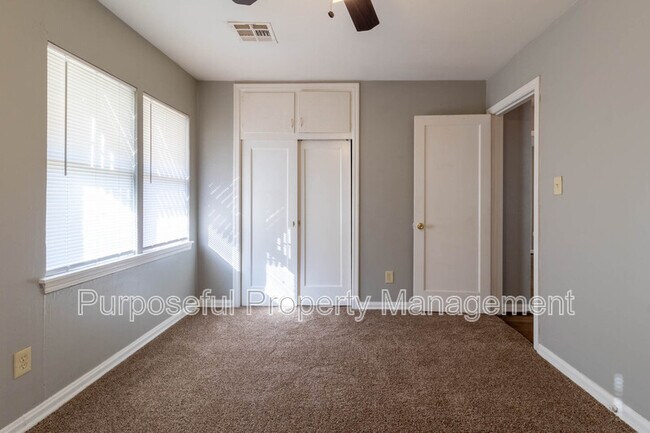 Building Photo - 3808 N Drexel Blvd