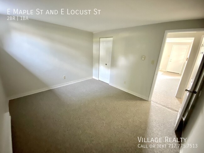 Building Photo - Remodeled 2-Bed with eat-in kitchen! Conve...