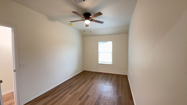 Building Photo - 3 Bedroom 2 Bath 2 Car Garage Duplex in Gr...