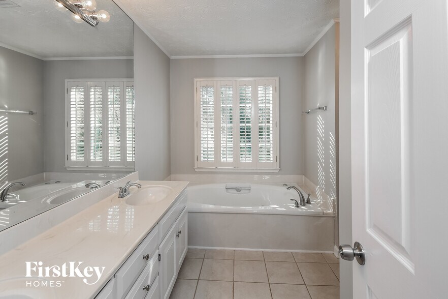 Building Photo - 3601 Robinson Walk Dr