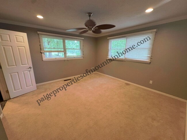 Building Photo - 4 Bed/2 Bath Home in Village Green