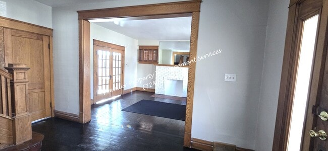 Building Photo - 922 Winslow Ave