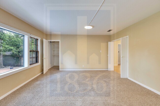 Building Photo - 2205 Sharon Ln