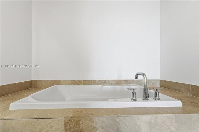 Building Photo - 704 N Ocean Blvd