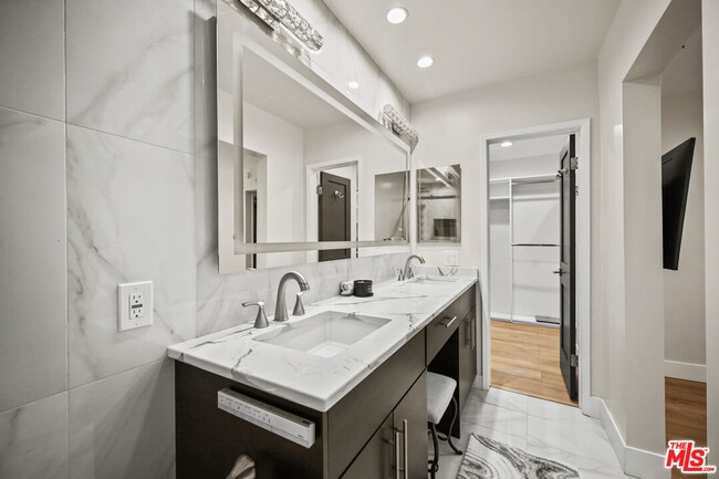 Building Photo - 1045 Kings Rd