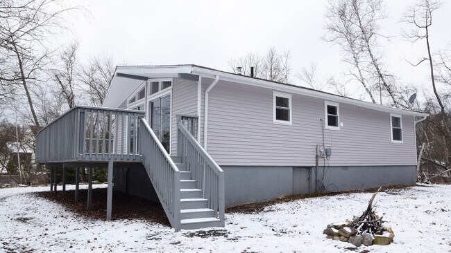 Building Photo - 2327 Doe Dr