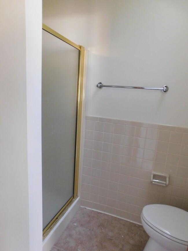 Building Photo - 3 bedroom 2.5 bathroom in Forrest Park Sub...