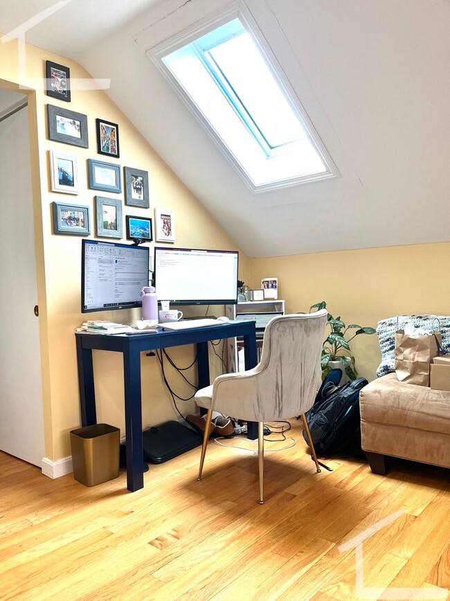 Building Photo - HUGE 3 bed duplex in the heart of Oak Square!