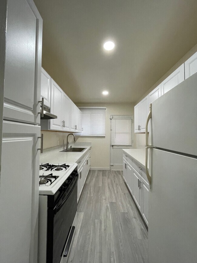 Building Photo - 3905 W 4th St