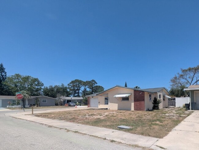 Building Photo - CORNER LOT 2/2 over 1246sf with NEW lvp fl...