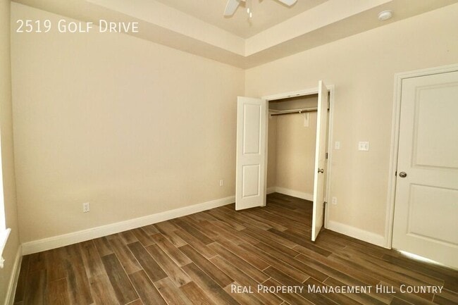 Building Photo - 2519 Golf Dr