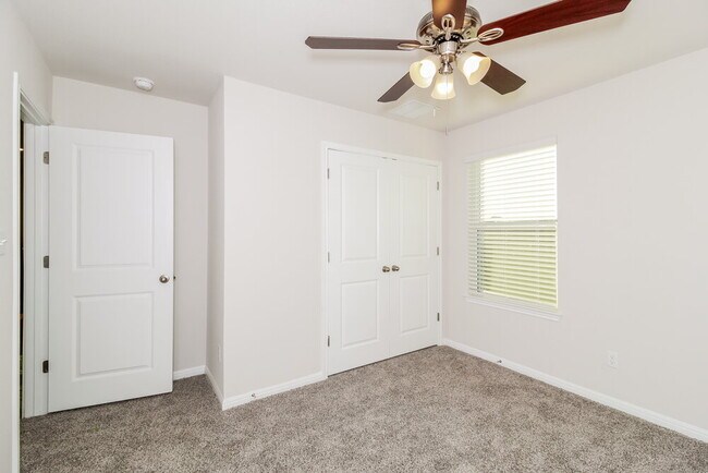 Building Photo - 116 Oakdale Meadows Ln