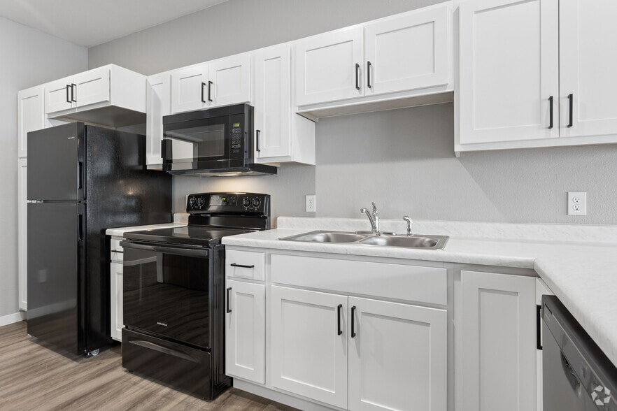 Studio - 458SF - Kitchen/Dining Room - Creekside Heights Apartments, LLC