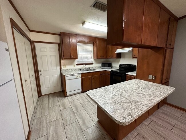 Building Photo - Brewster Estates unit available NOW!