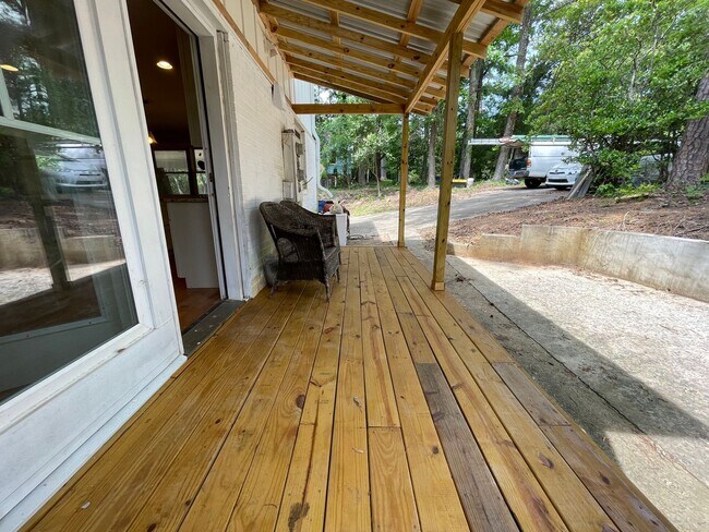 Building Photo - Big and Beautiful House with attached 1br ...