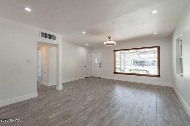 Building Photo - 1116 E Fern Dr N