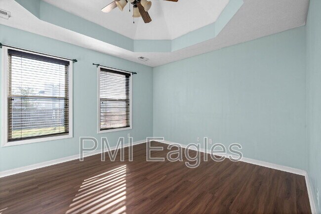 Building Photo - 3565 Southwood Dr