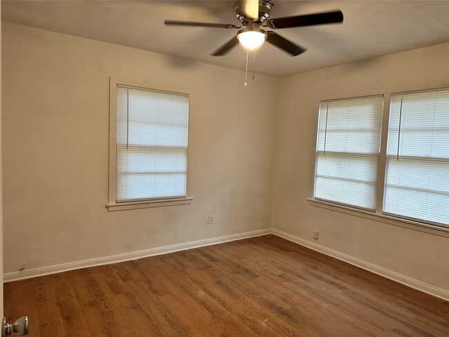 Building Photo - 502 Breezy Ln