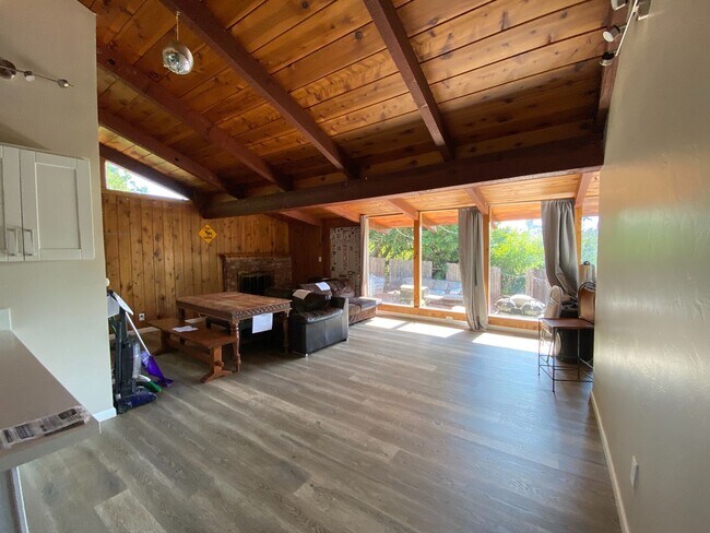 Building Photo - 7BD/4BA, Great Backyard!