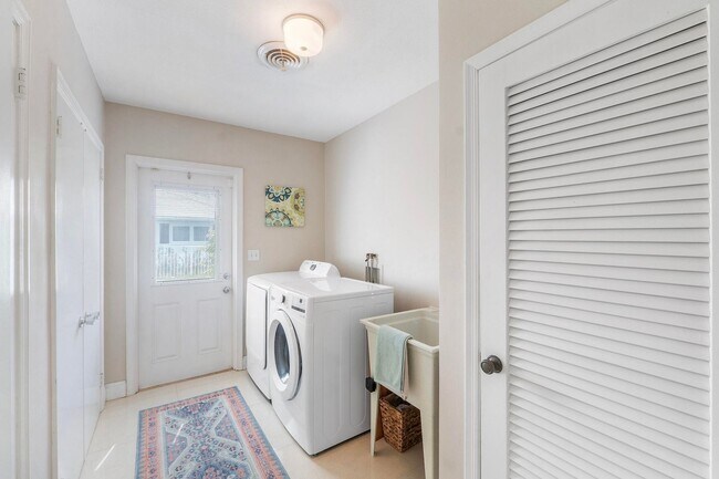 Building Photo - 772 Apple Tree Ln