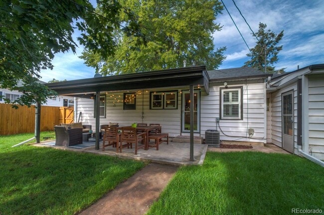 Building Photo - Fantastic Englewood Ranch