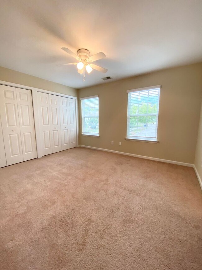 Building Photo - Beautiful 3 Bed 2.5 Bath House