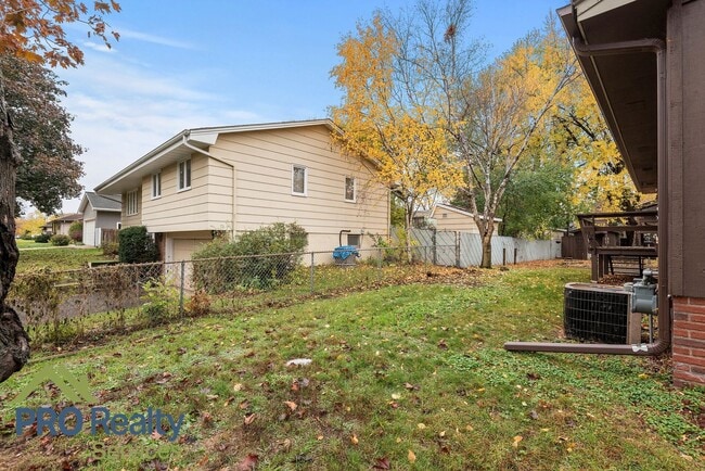 Building Photo - 3 Bedroom Plus Den Home