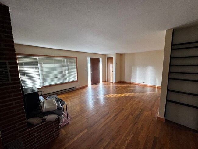 Building Photo - *Move-in Special - $200 off 1st Month's Rent* Updated 3-Bed Home in Desirable South Eugene