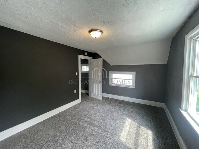 Building Photo - 730 Noble Ave