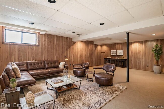 Building Photo - 1237 Oakwood Ct