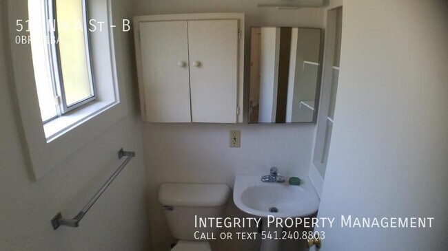 Building Photo - 513 NW A St