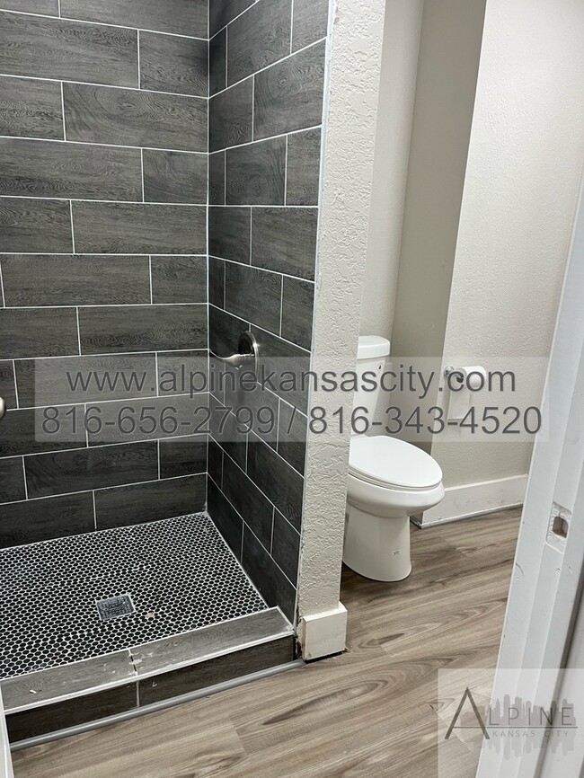 Building Photo - Beautiful Midtown Rehab! Main Floor Primary!